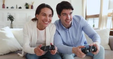Oyun oynayan heyecanlı genç oyuncular ellerinde joystickle