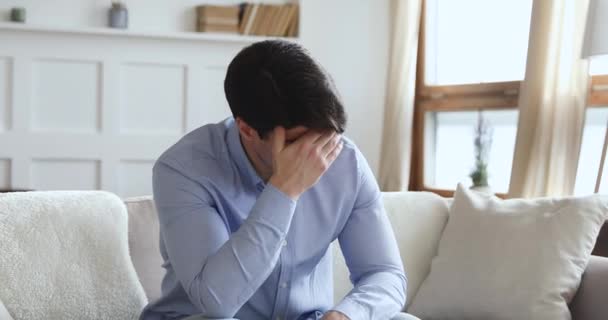 Przygnębiony millenium człowiek czuje się przegrany martwiąc się o problemy — Wideo stockowe