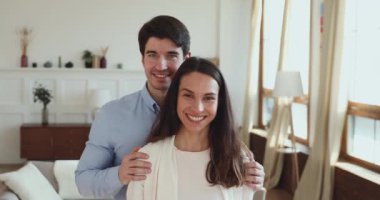 Gururlu genç çift yeni dairede anahtarlarını tutuyor.