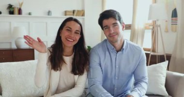 Mutlu çift video blogcuları evdeki kamera kayıt vlog 'una konuşuyorlar