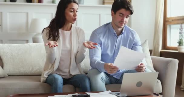 Frustrado jovem casal estressado sobre altas taxas de hipoteca fazendo papelada — Vídeo de Stock