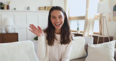 Neşeli genç kız video blogcusu kamerayla konuşan video bloğu kaydediyor