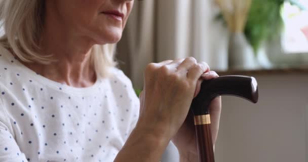 Беспокойная бабушка на пенсии, страдающая от возрастного остеопороза . — стоковое видео