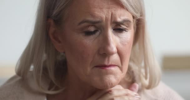 Nieszczęśliwa, niespokojna kobieta w średnim wieku ma złe przeczucia.. — Wideo stockowe