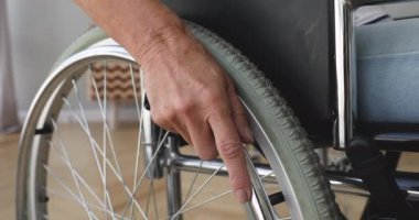 Tekerlekli sandalyede el ele tutuşan 70 'li yaşlıları kapatın..