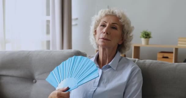 Överhettad äldre kvinna som lider av värmeslag. — Stockvideo