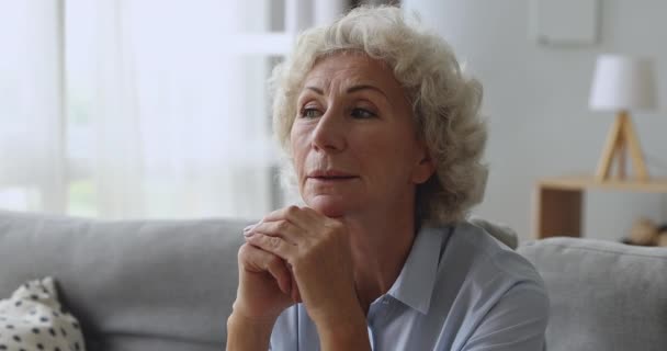 Мечтательная зрелая женщина средних лет, думающая о хорошем будущем . — стоковое видео