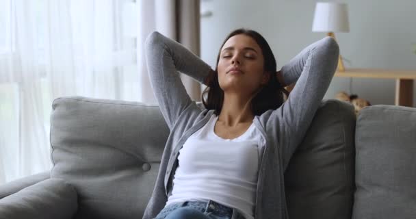 Joven mujer despreocupada disfrutando de tiempo libre fin de semana libre . — Vídeo de stock