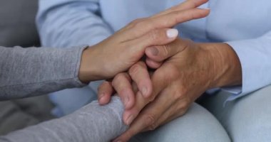 Nazik empatik yetişkin kız orta yaşlı anneyi destekliyor..