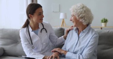 Mutlu orta yaşlı kadın genç bayan terapiste minnettar..