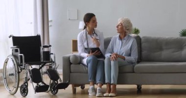 Nazik hemşire hastaya sağlık durumuyla ilgili sorular soruyor..