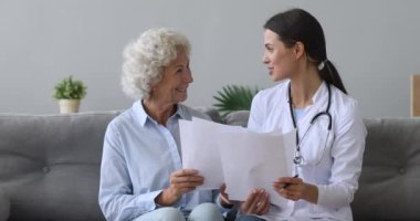 Gülümseyen hemşire pratisyen hekim eski hasta tedavi sonuçlarından memnun..