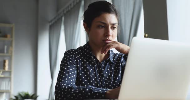 Mujer india joven enfocada mirando el monitor de la computadora . — Vídeos de Stock