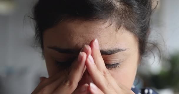 Close up uitgeput gefrustreerd jong indisch vrouw lijden aan migraine. — Stockvideo