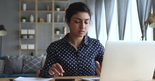 Focalisé sérieux jeune femme indienne en utilisant des applications comptables informatiques . — Video