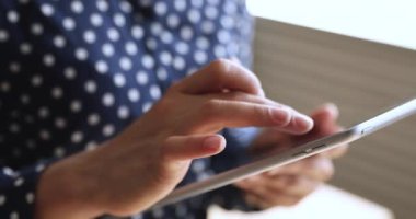 Tablet bilgisayarı tutan genç bayanı kapat, oyun oyna.