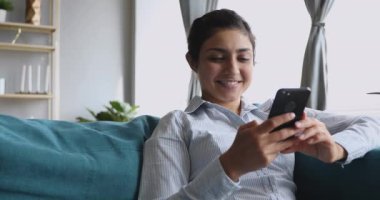 Mutlu Hindu milenyum kadınları sosyal ağlarda arkadaşlarıyla sohbet ediyor..