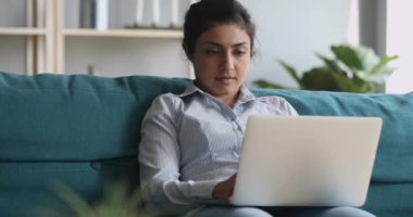 İnternette uzaktan çalışan genç Hintli kadın serbest yazar..