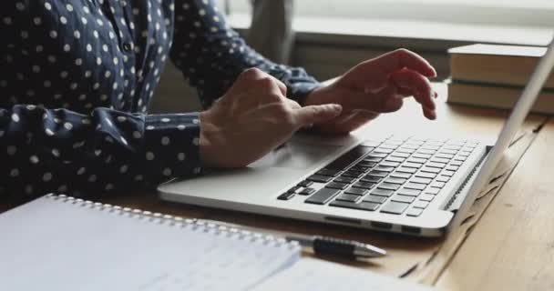 Close-up jong indisch vrouw werken op computer met behulp van touchpad. — Stockvideo