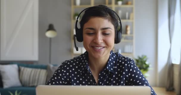 Motivado tutor hindú dando video llamada clase educativa . — Vídeo de stock