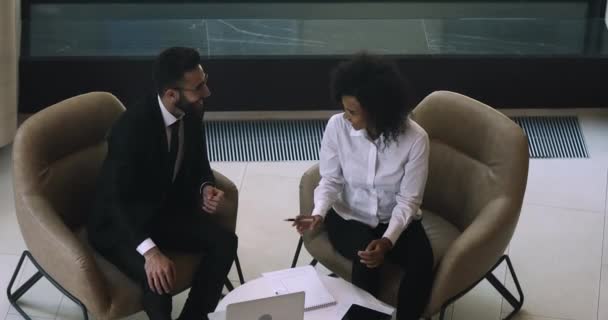 Young arabian businessman discussing project ideas with african american businesswoman. — Αρχείο Βίντεο