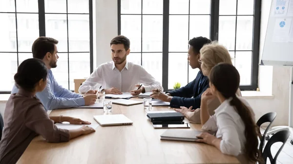 Multirassische Geschäftsleute erwägen Geschäftsideen bei Briefing — Stockfoto