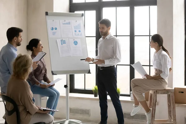 Joven hombre de negocios hacer presentación de rotafolio en sesión informativa de oficina — Foto de Stock