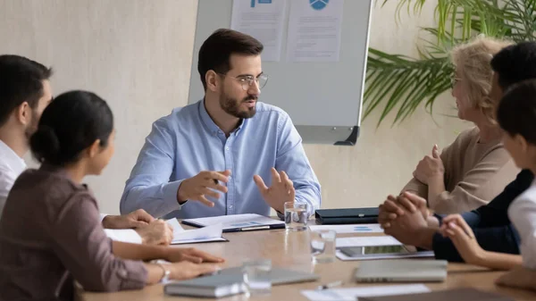 Концентровані бізнесмени обговорюють бізнес-ідеї на офісних зборах — стокове фото