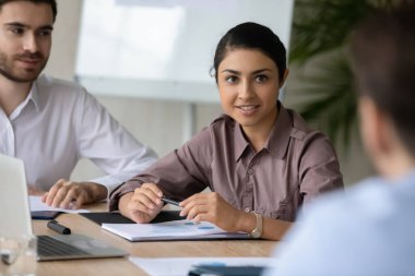 Çok ırklı meslektaşlar buluşmada fikir alışverişinde bulunuyor.