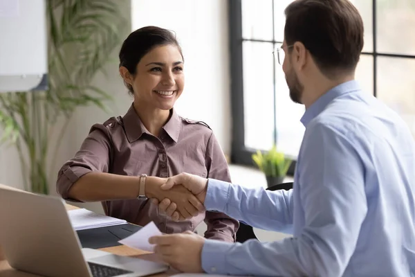 Glimlachend diverse zakenmensen handdruk sluiten deal bij vergadering — Stockfoto