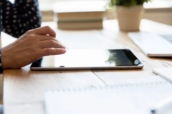 Nahaufnahme indisches Mädchen mit Computer-Tablet, Tippen auf dem Bildschirm — Stockfoto