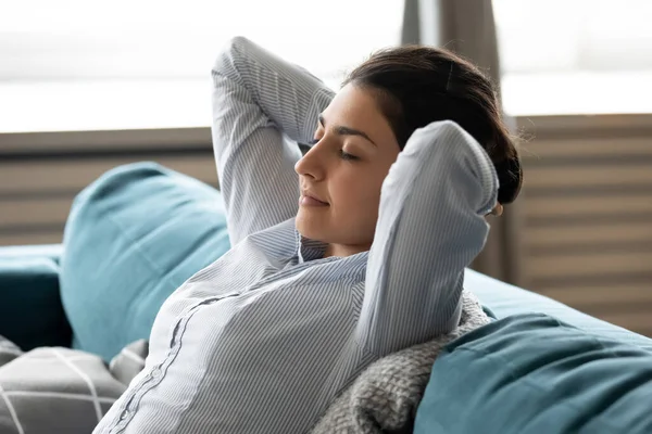 Calma mujer india tranquila relajarse en el sofá acogedor en casa — Foto de Stock