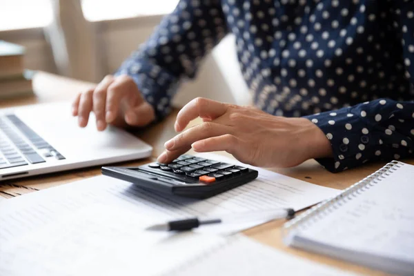 Fechar o orçamento de planejamento mulher indiana, usando calculadora e laptop — Fotografia de Stock