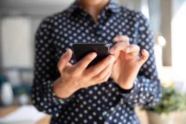 Hintli kadının elinde akıllı telefon, arama uygulamaları var.