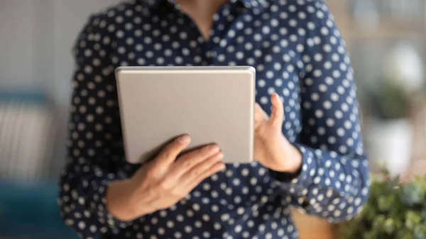 Fechar a mulher indiana segurando tablet computador, usando aplicativos — Fotografia de Stock