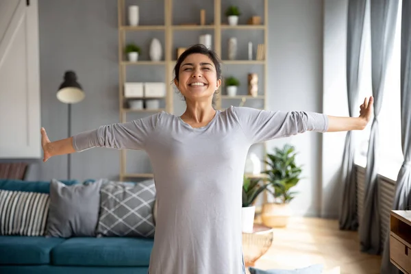 Opgewonden glimlachende Indiase jonge vrouw strekken handen, genieten van de ochtend — Stockfoto