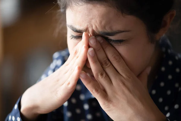 Primer plano infeliz india chica llorando, tocando nariz puente — Foto de Stock