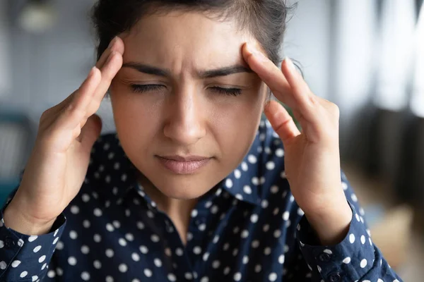 De cerca chica india agotada tocando la frente, sufriendo de dolor de cabeza — Foto de Stock