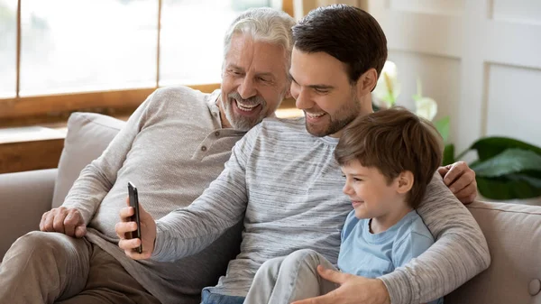 Üç nesildir erkekler selfie çekiyorlar.