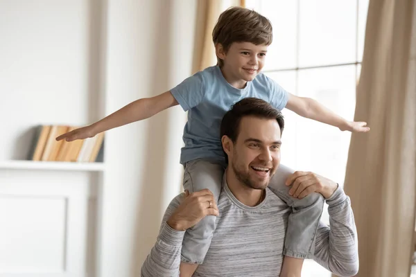 Glücklich jung papa und kleiner sohn spielend zuhause — Stockfoto