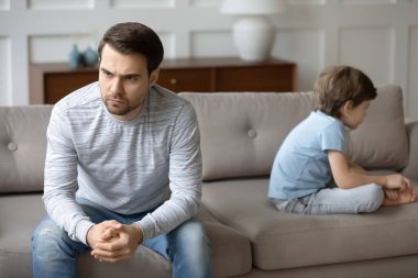Kızgın genç baba ve küçük oğlu aile kavgası yapıyor.