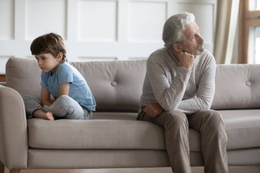 Yetişkin büyükbaba ve küçük torun kavgadan sonra konuşmaktan kaçınır.