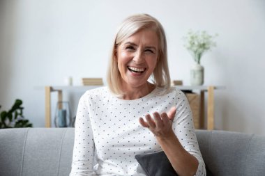 Mutlu sarışın bayan arkadaşlarıyla video görüşmesi yapıyor..