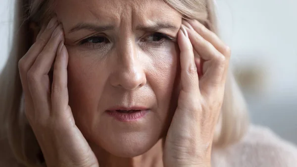 Ongezonde volwassen gepensioneerde vrouw lijdt aan sterke plotselinge hoofdpijn. — Stockfoto