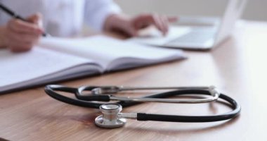 Arka planda doktorla birlikte steteskopu kapat.