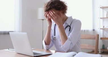 Stresli kadın doktor mesleki hata yapmaktan endişeleniyor.