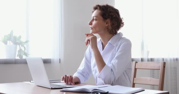 Médecin féminin pensant à un avis médical tapant un message au patient — Video