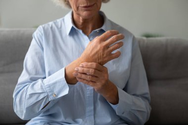 Hasta yaşlı kadın, bileğindeki kalp atışlarını kontrol et.