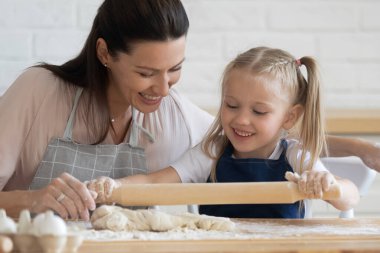 Gülümseyen anne ve kızı birlikte para kazanıyor.