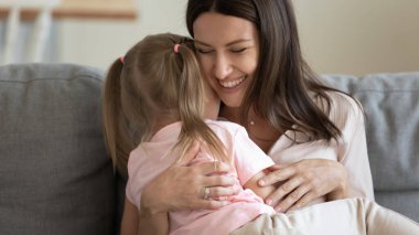 Neşeli anne ve küçük kız evde iyi eğlenceler.